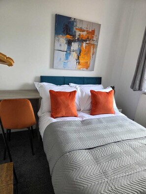 5 bedrooms, free WiFi, bed sheets