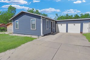 Exterior - SATX Hideaway|HotTub|Golf |Karaoke|Tower of the Americas|The Alamo|Games |DT 3mi (San Antonio)