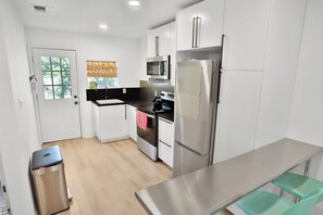 Microwave, oven, stovetop, dishwasher - SATX Hideaway|HotTub|Golf |Karaoke|Tower of the Americas|The Alamo|Games |DT 3mi (San Antonio)