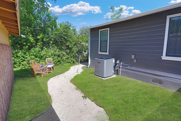 Outdoor dining - SATX Hideaway|HotTub|Golf |Karaoke|Tower of the Americas|The Alamo|Games |DT 3mi (San Antonio)