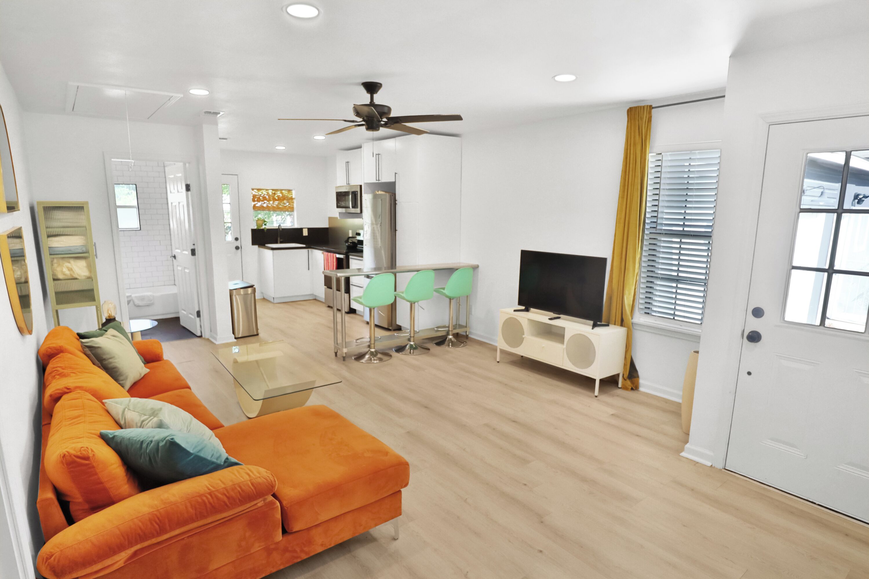 Télévision, cheminée, écrans d'ordinateur