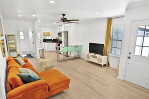 TV, fireplace, computer monitors - SATX Hideaway|HotTub|Golf |Karaoke|Tower of the Americas|The Alamo|Games |DT 3mi (San Antonio)