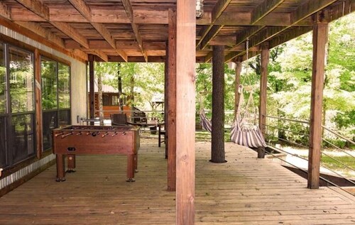 Cozy Treehouse Retreat-1 Bedroom and a loft. Your get away among the trees.
