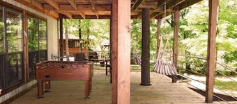 Cozy Treehouse Retreat-1 Bedroom and a loft. Your get away among the trees.