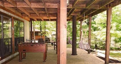 Cozy Treehouse Retreat-1 Bedroom and a loft. Your get away among the trees.