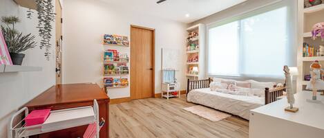 3 bedrooms, iron/ironing board, internet, bed sheets