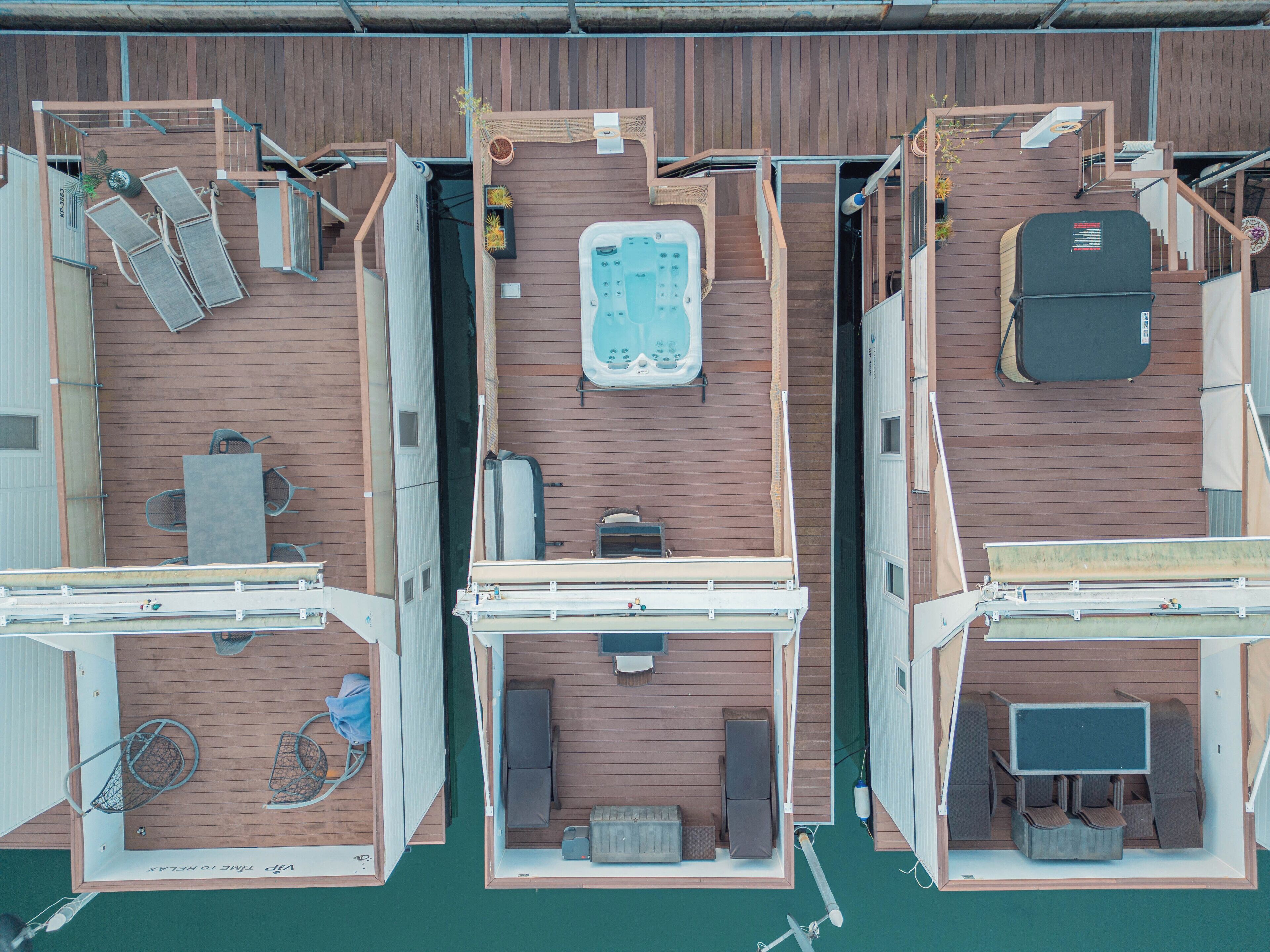 Une terrasse dotée d’un jacuzzi, d’un espace salon et d’un coin barbecue.