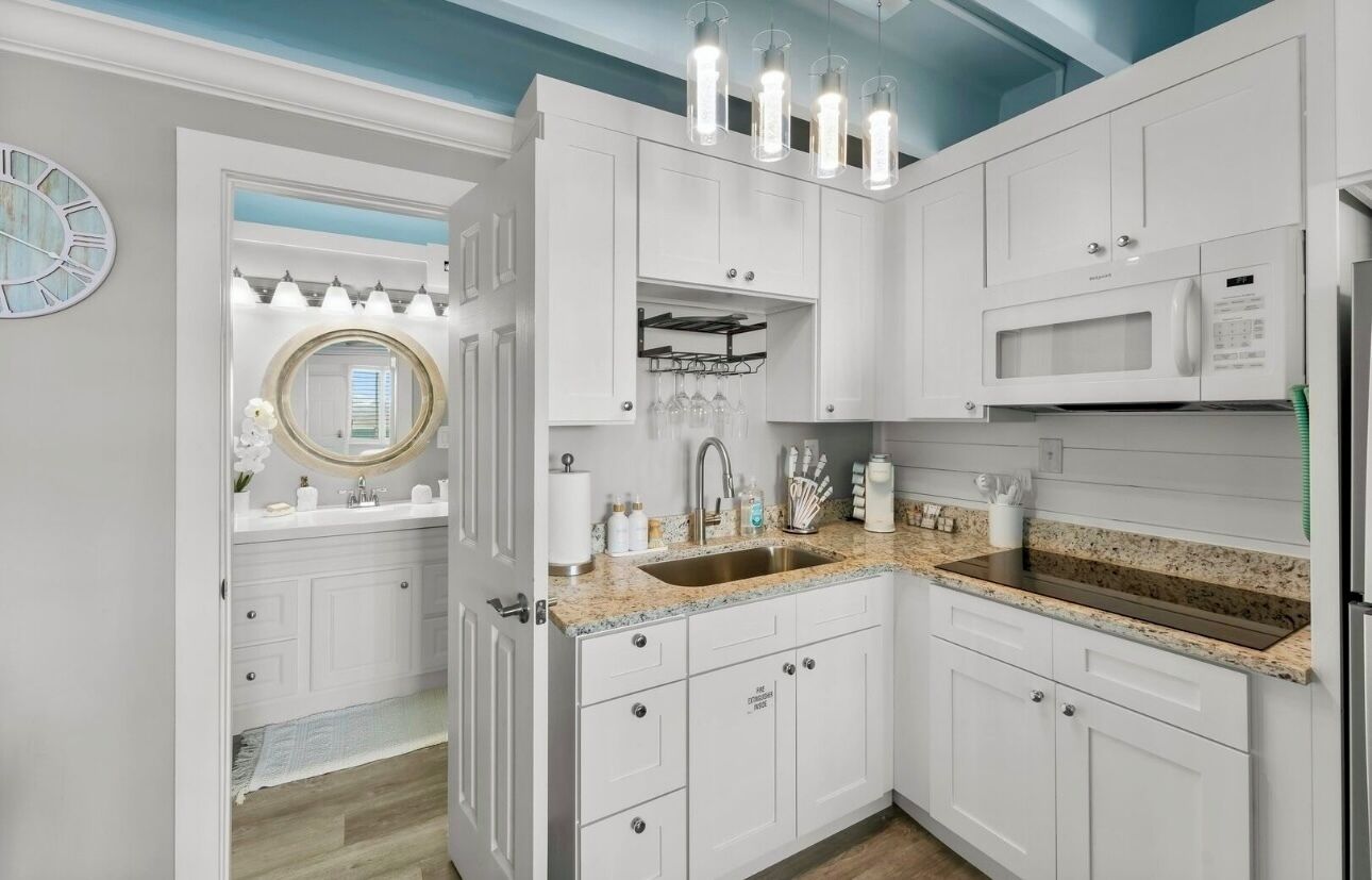 Kjøleskap, mikrobølgeovn, ovn og kokeplater