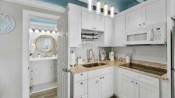 Kylskåp, mikrovågsugn, ugn och spishäll