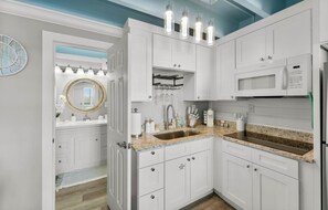 Køleskab, mikrobølgeovn, ovn, kogeplade