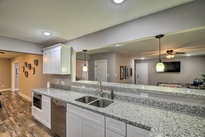 Fridge, microwave, oven, stovetop - Spacious HTX Escape + Games & Patio (Houston)