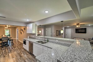 Fridge, microwave, oven, stovetop - Spacious HTX Escape + Games & Patio (Houston)