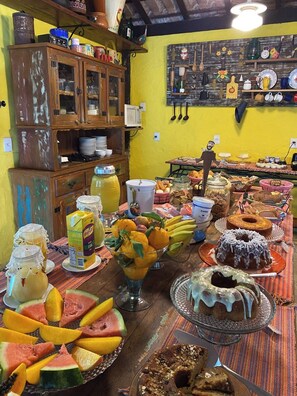 Tägliches inbegriffenes kontinentales Frühstück