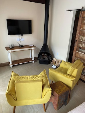 Chalé | Living area | TV - Pousada Brisa Do Vale (Barra do Piraí)