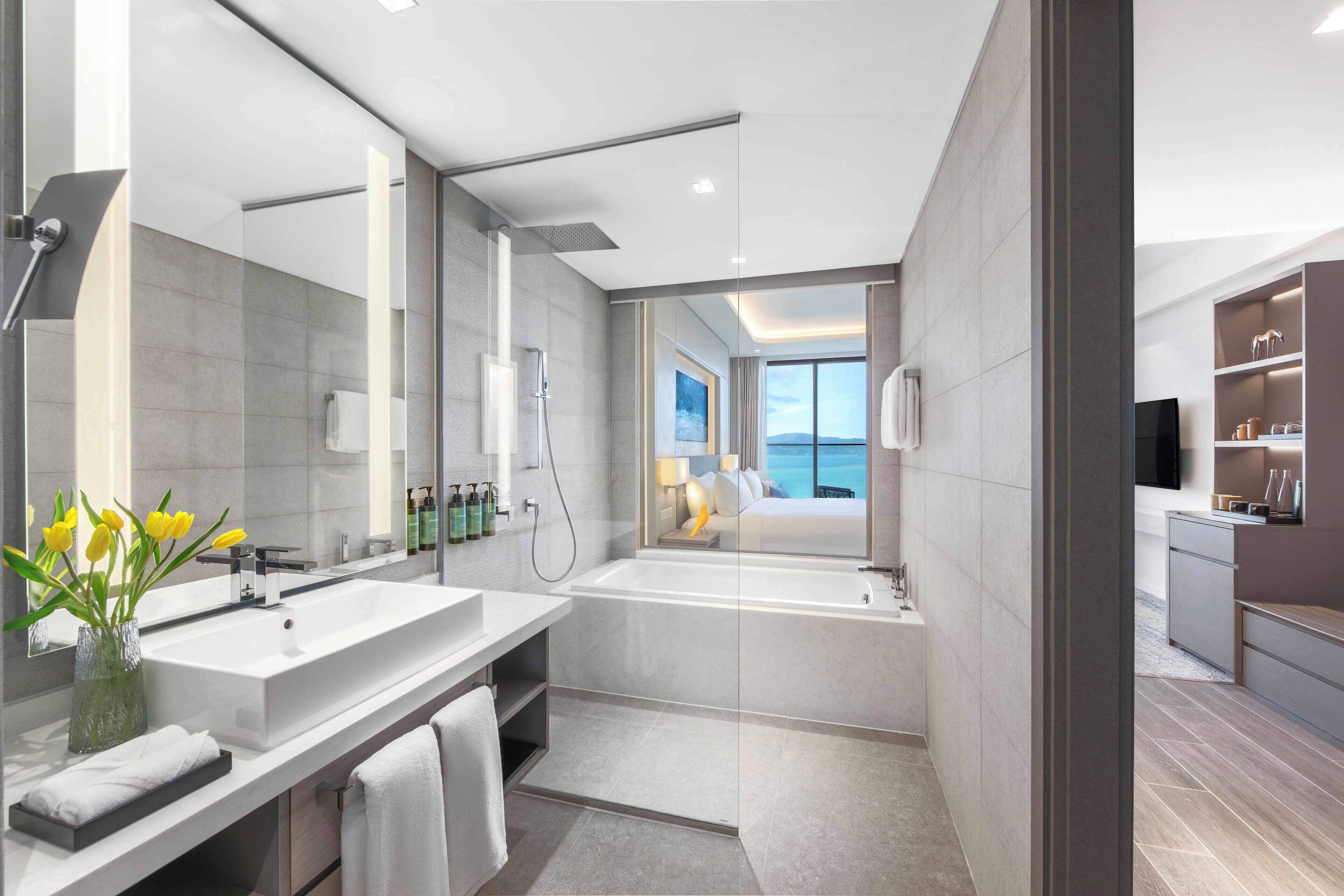 Un baño moderno con un espejo grande, lavamanos dobles, una bañera y una ducha.