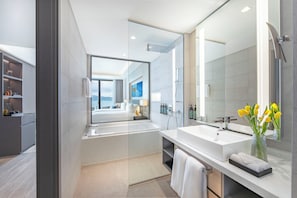 Baignoire et douche séparées, pomme de douche hydromassante