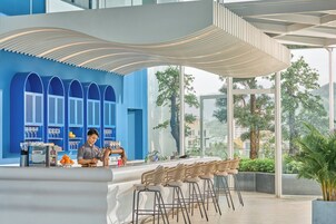 2 bars/lounges