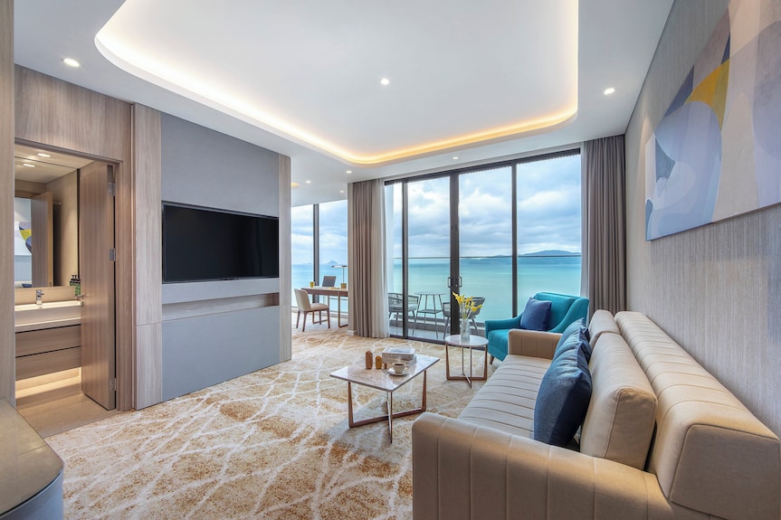 Phòng khách hiện đại tại Voco Scenia Bay Nha Trang by IHG, Nha Trang