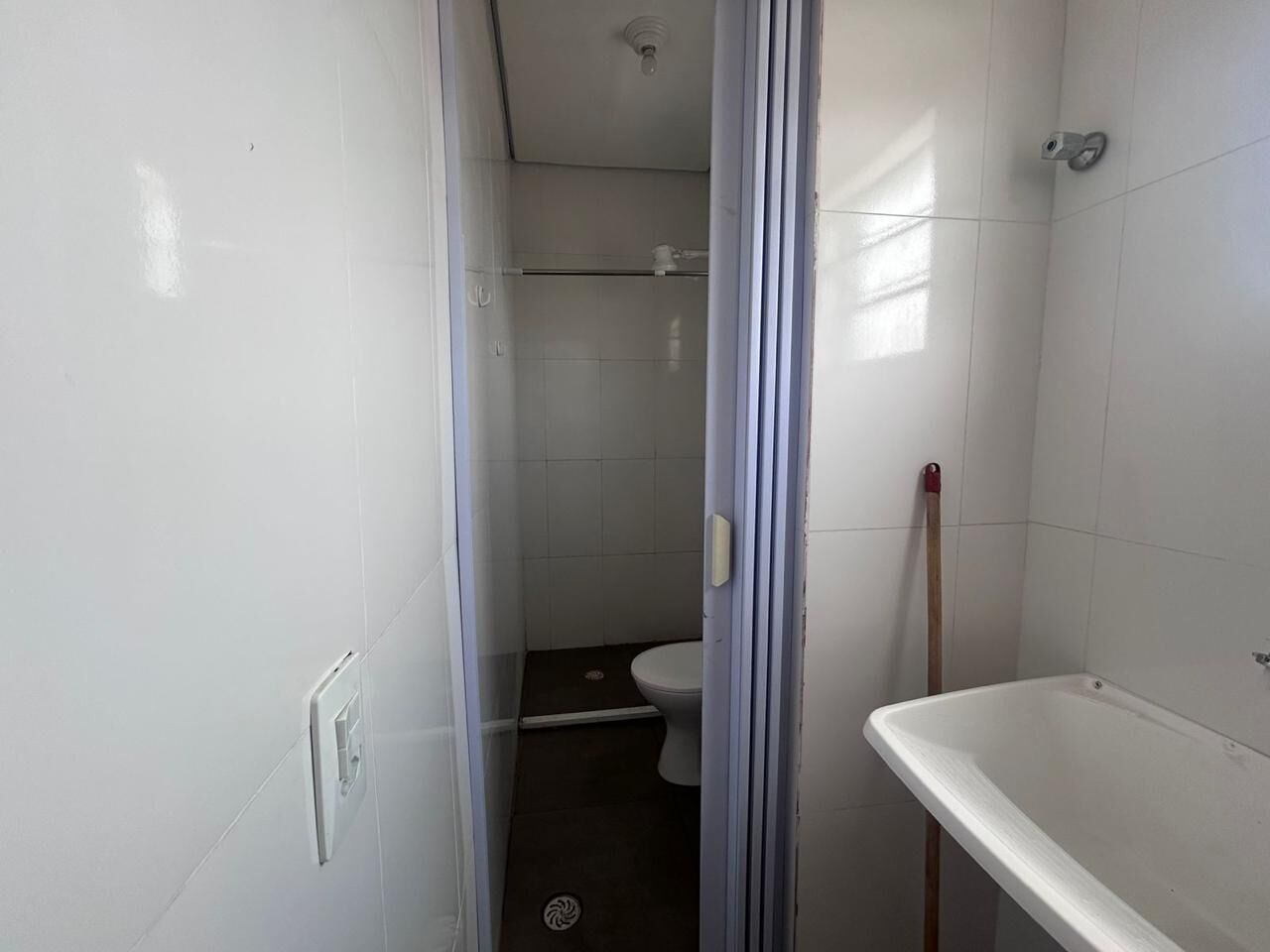 Een badkamer met toilet, douche en bad.