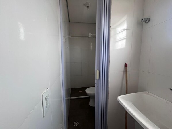 Une salle de bain équipée de toilettes, d’une douche et d’une baignoire.