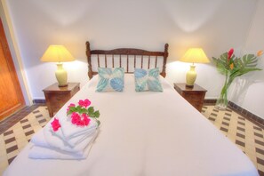 4 habitaciones, escritorio y tabla de planchar con plancha 
