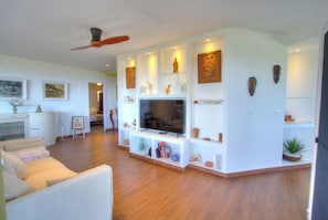 Smart-tv, boeken en een stereo