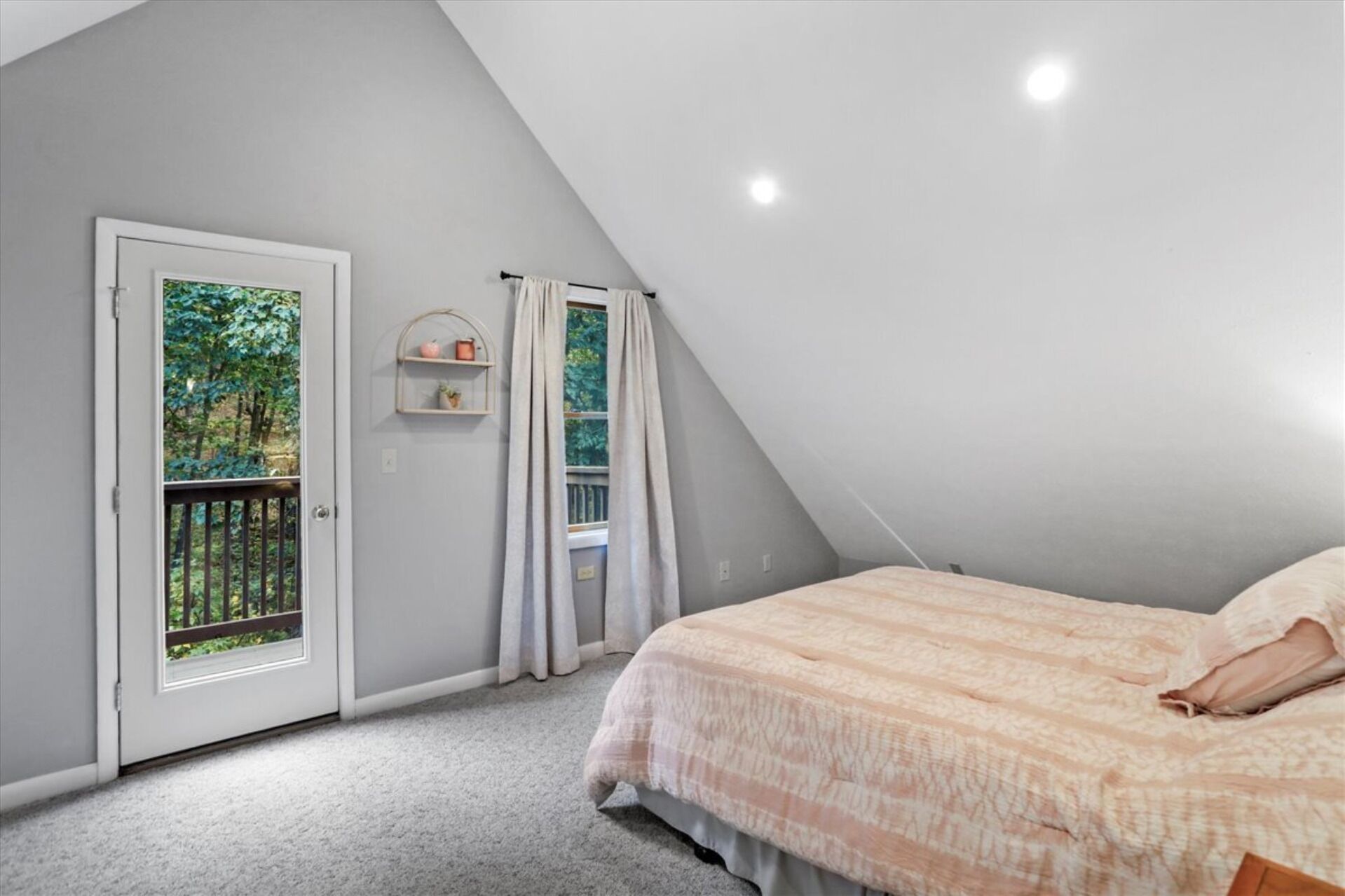 7 bedrooms, WiFi, bed sheets