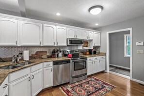 ثلاجة، ميكروويف، فرن، موقد طهي مسطح