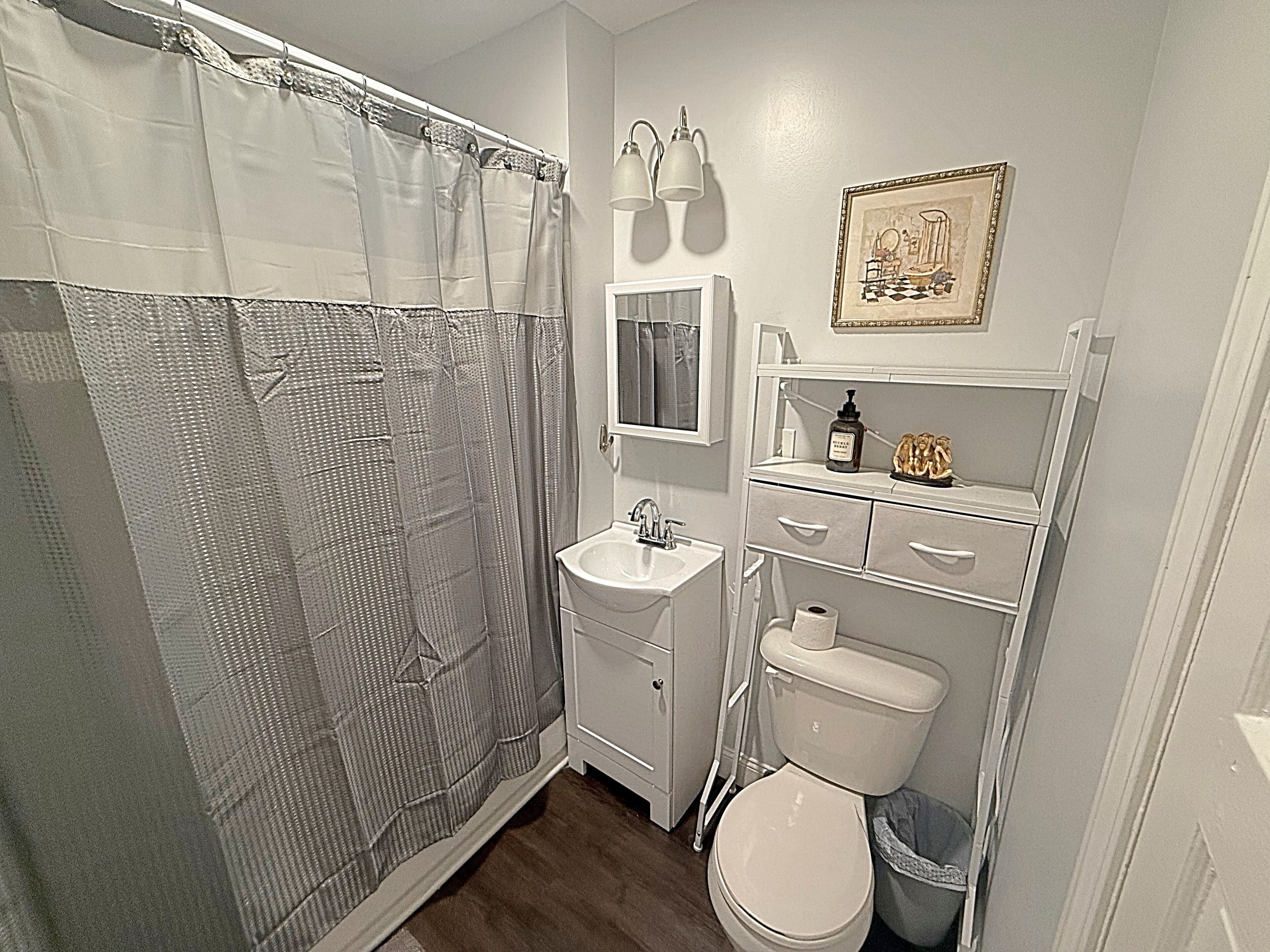 Secador de pelo, toallas, jabón y papel higiénico