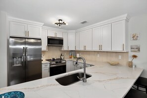 Een koelkast, een microgolfoven, een oven, een kookplaat