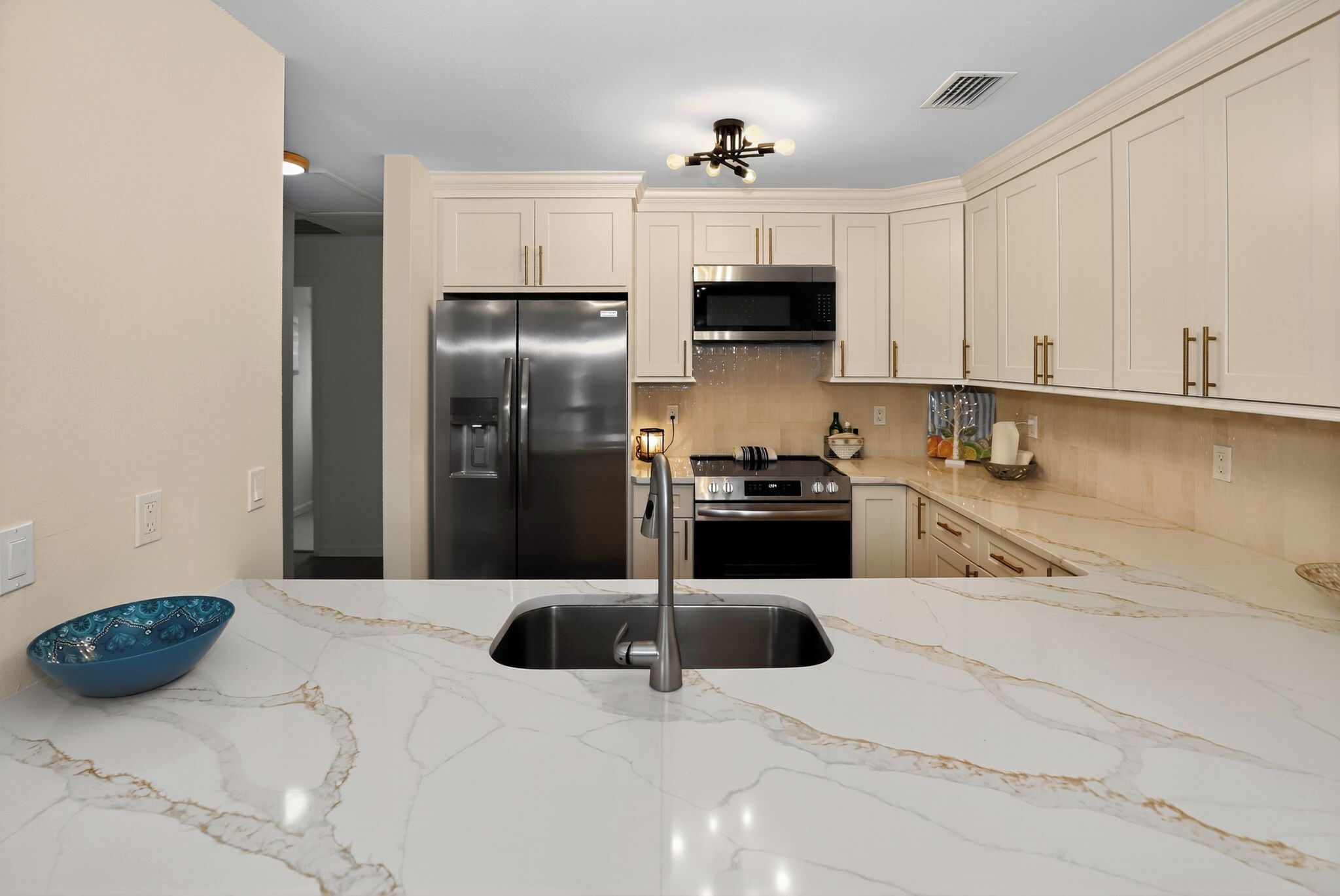 Refrigerador, microondas, horno y parrilla de estufa 