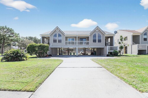 Charming 2-bedroom house in peaceful Palm Harbor with coffee bar