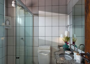 Superior Double Room | Bathroom | Shower, towels, toilet paper - Pousada Casa Cecilia (Jijoca de Jericoacoara)