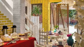 Café da manhã com buffet grátis todos os dias