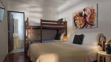 Habitación cuádruple Confort | Cortinas blackout, tabla de planchar con plancha y wifi gratis