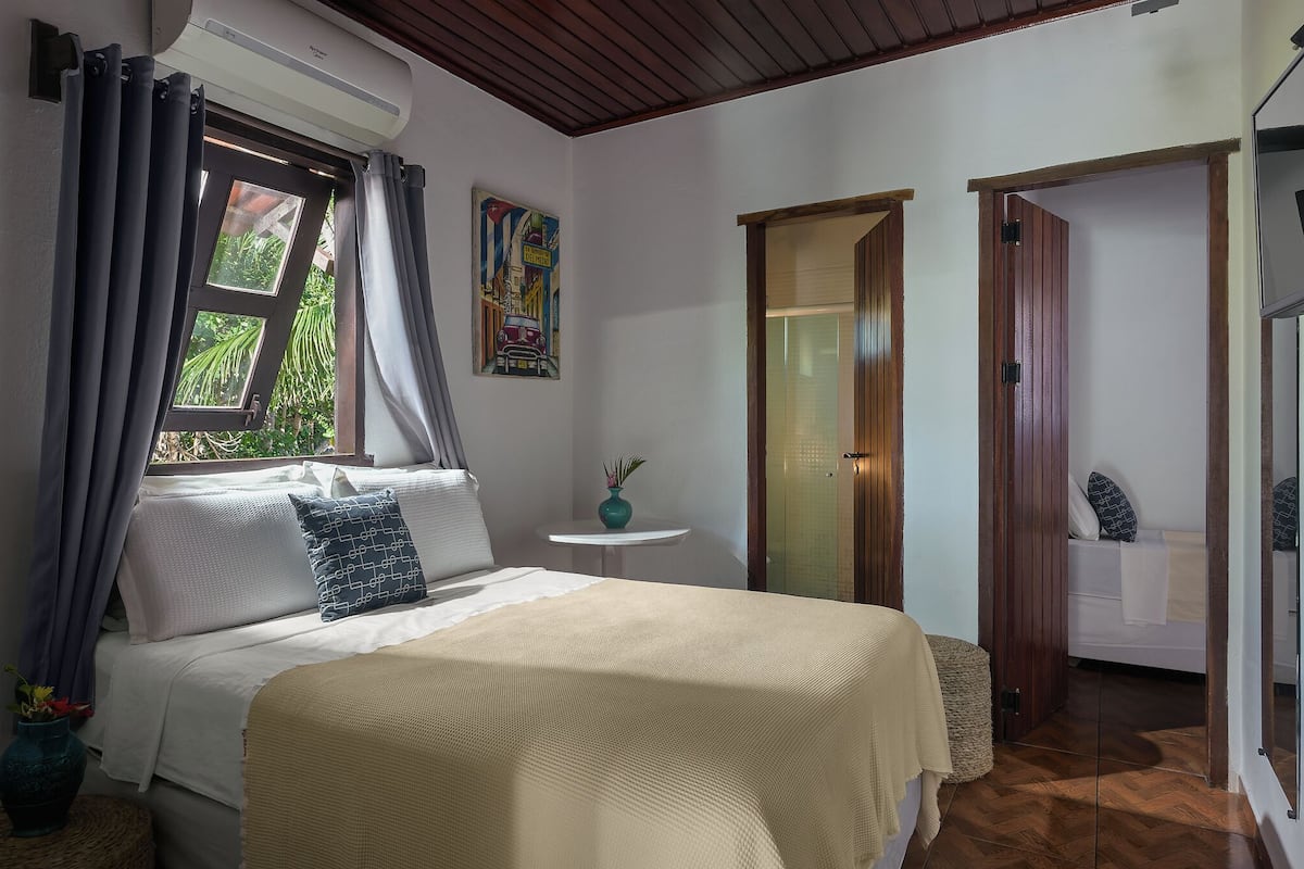 Habitación cuádruple superior | Cortinas opacas, tabla de planchar con plancha, wifi gratis
