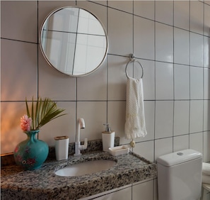 Quarto casal básico | Banheiro | Chuveiro, toalhas de banho, papel higiênico
