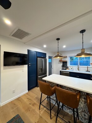 ميكروويف، فرن، موقد طهي مسطح، غسالة أطباق