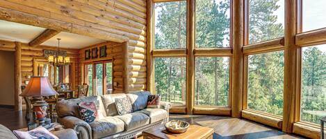 Fernseher, Kamin, Stereoanlage