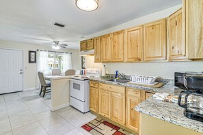 Kjøleskap, mikrobølgeovn, kokeplater og kaffetrakter/tekoker