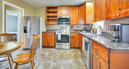 2 Mi to Dtwn Greensboro: Pet-Friendly Retreat!