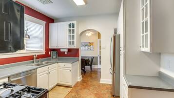 Fridge, microwave, stovetop, dishwasher