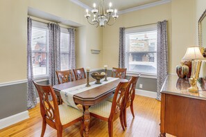 Dining - Walk Everywhere! Dtwn WashMo Home Near Wineries (Washington)