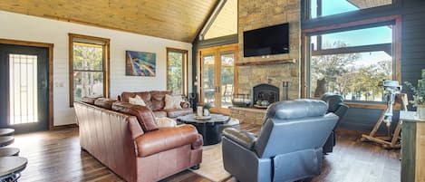 Una televisión, libros, una videoteca