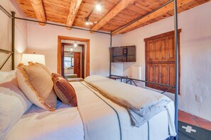 3 quartos, escrivaninha, ferros/tábuas de passar roupa, berço de viagem