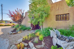 Property grounds - Rustic Adobe-Style Home w/ Hot Tub in Santa Fe (Santa Fe)