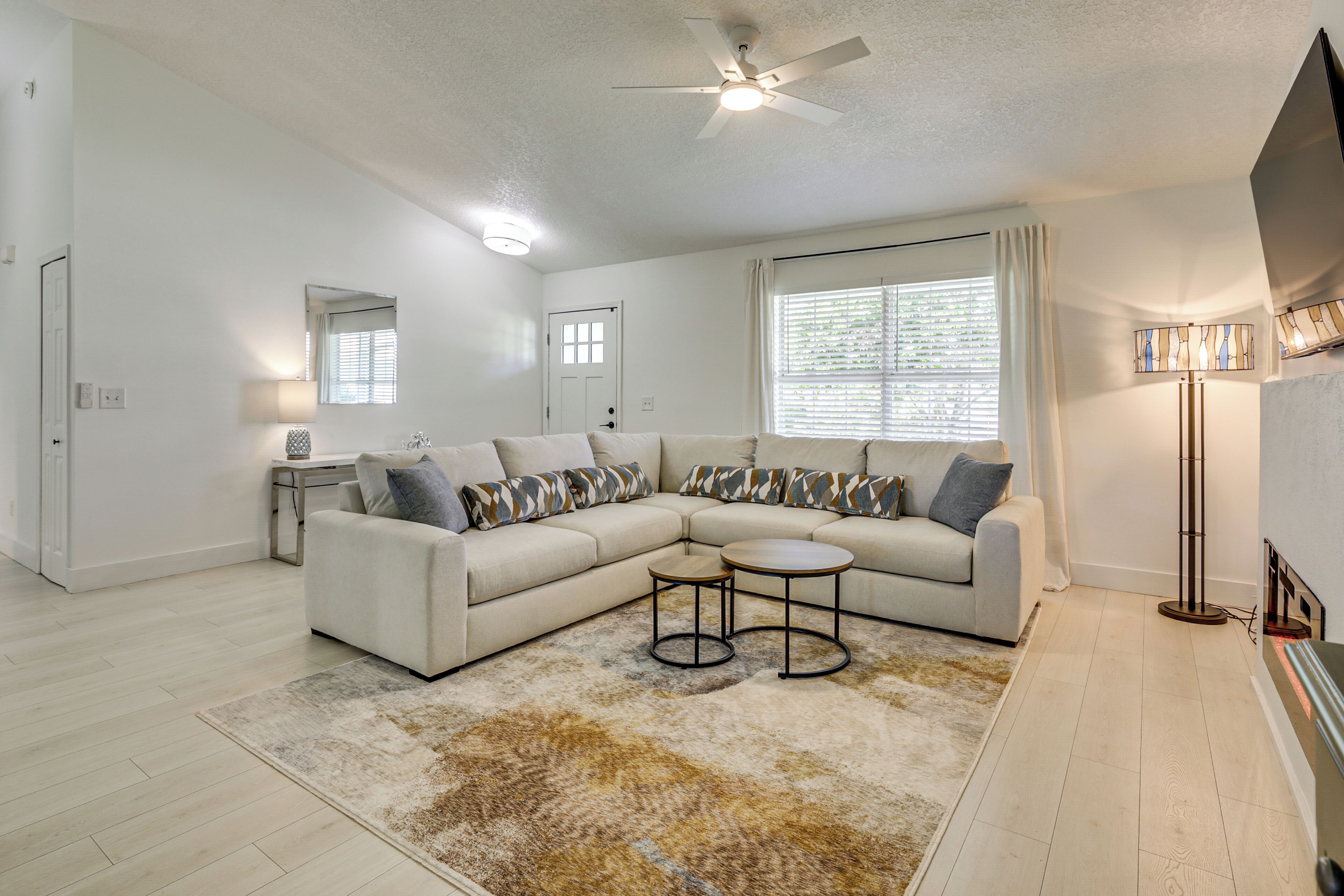 电视、壁炉、书