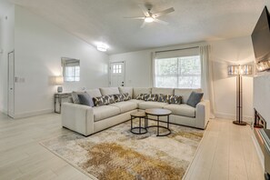 تلفزيون، مدفأة، كُتُب