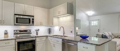 Kjøleskap, mikrobølgeovn, kokeplater og oppvaskmaskin