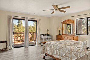 2 bedrooms, desk, iron/ironing board, WiFi - Mtn-view condo near Snow Summit w/Fireplace & Deck (Big Bear Lake)